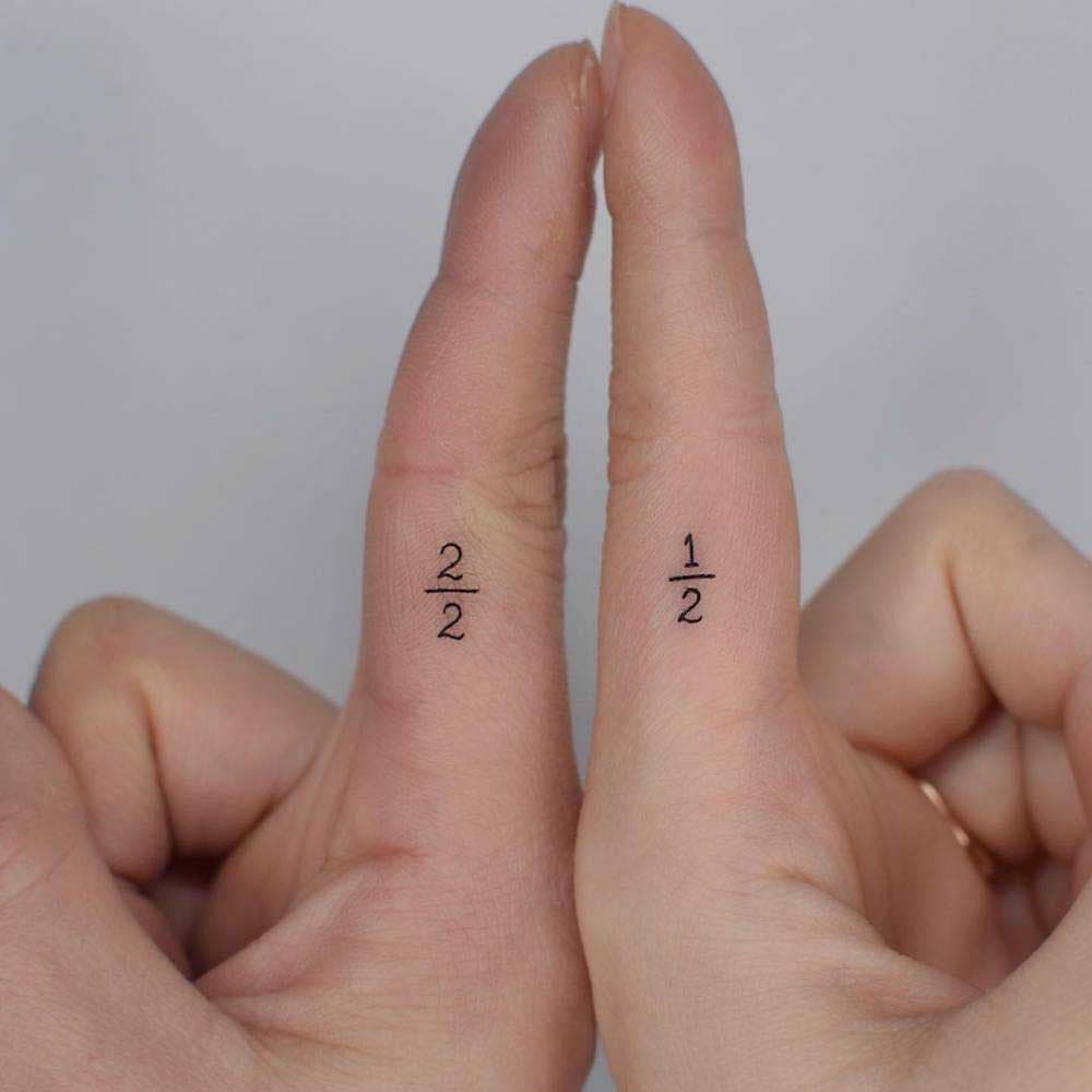 Deux tatouages représentant les divisions 1/2 et 2/2”