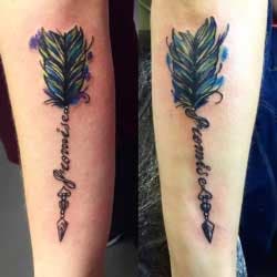 Deux tatouages similaires représentant une plume bleu avec la mention “promesse”