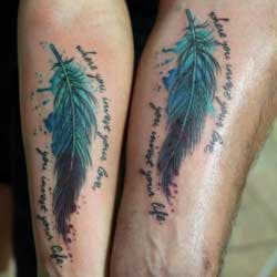 Deux tatouages similaires représentant une plume bleue avec la mention “là où tu investis ton amour, tu investis ta vie”