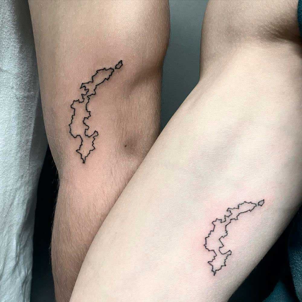 Exemple de tatouage pour couples en forme d’une carte d’île