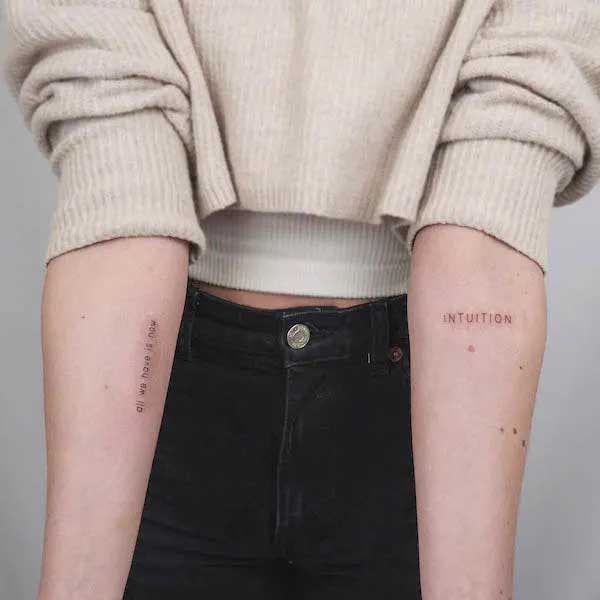 Petites citations en tatouage sur l’avant-bras