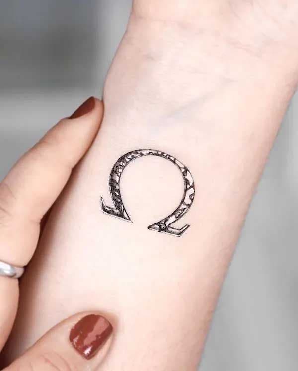 Symbole Oméga sur l’avant bras