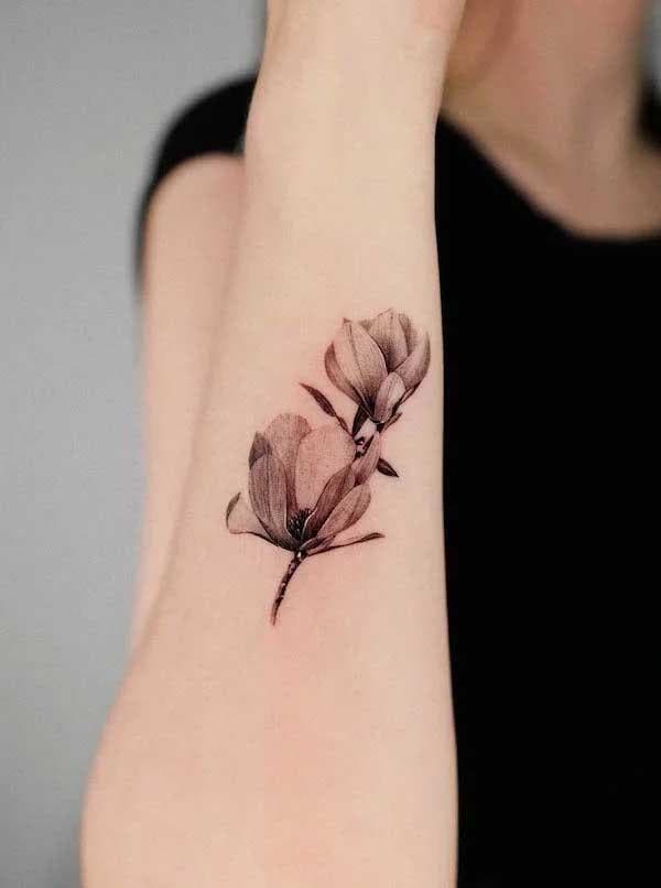 Fleurs de magnolia sur l’avant bras