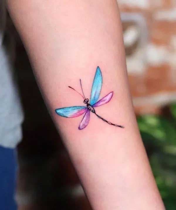 Libellule bleue et mauve en tatouage
