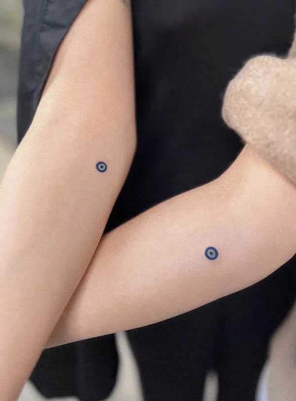 Deux tatouages mauvais œil sur l’avant bras