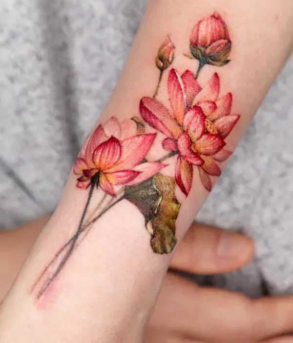 Les fleurs de lotus en tatouage sur l’avant bras