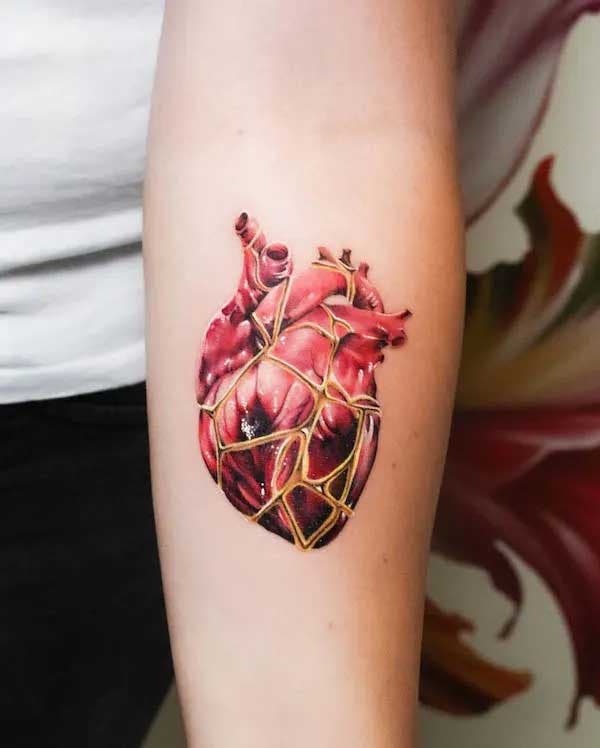 Cœur kintsugi tatoué sur le bras