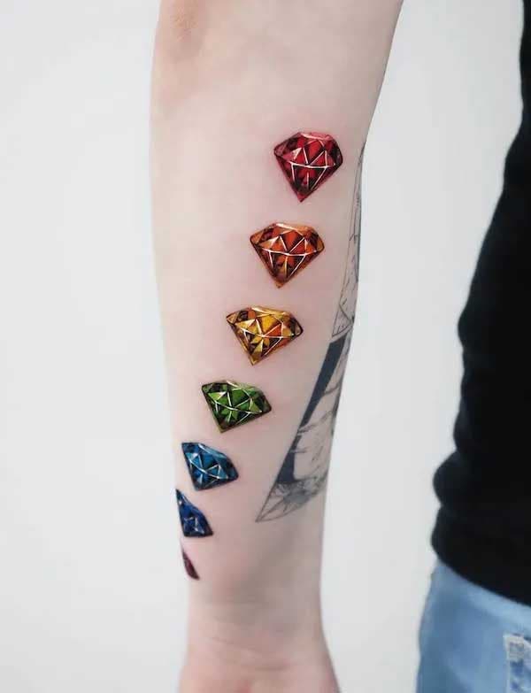 Diamants arc-en-ciel tatoué sur l’avant bras
