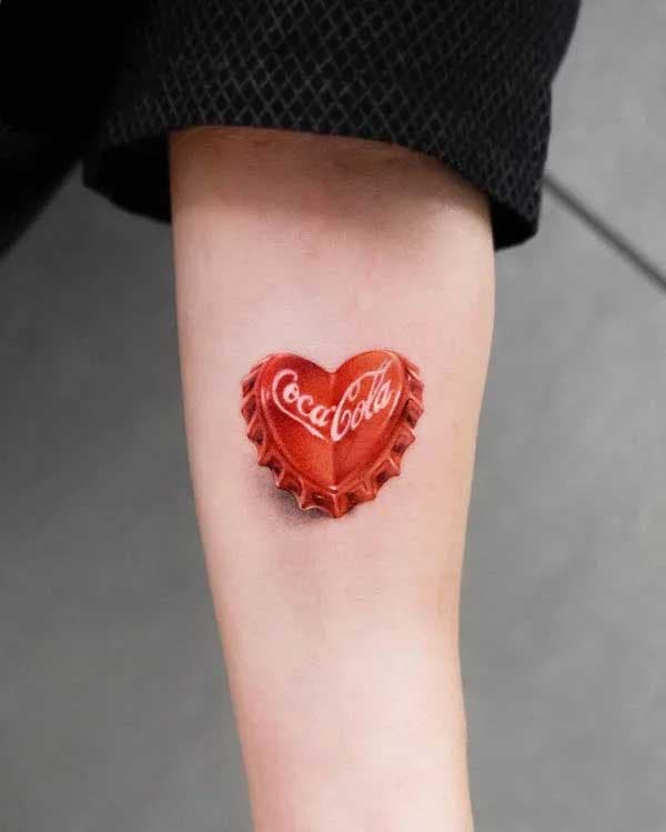 Tatouage coeur avec un bouchon de Coca-Cola