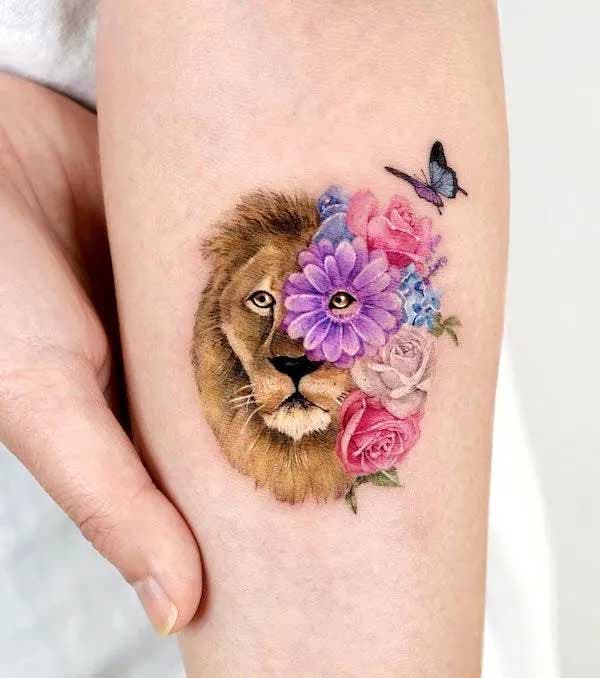 Lion fleuri tatoué sur l’avant bras