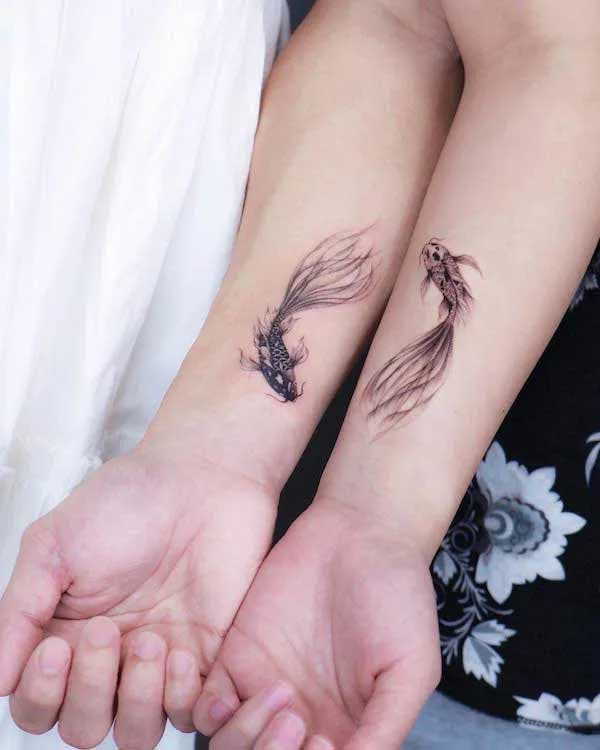 Poissons koi assortis tatoués sur l’avant bras