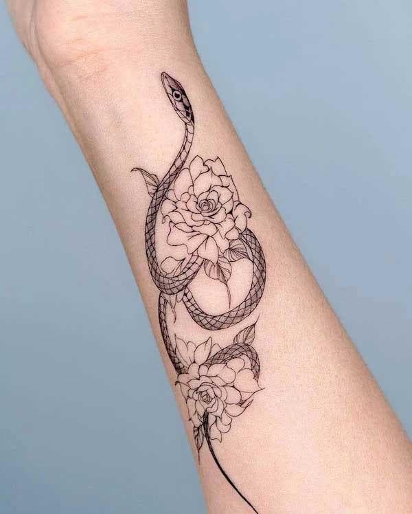 Serpent floral tatoué sur l’avant bras
