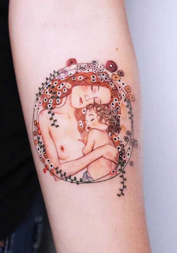 Tatouage représentant une mère et son enfant tatoué sur l’avant bras