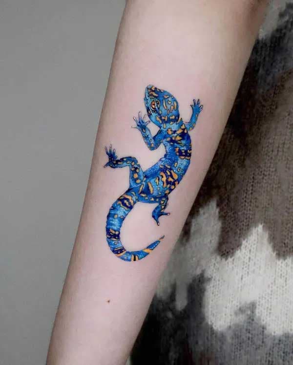 Gecko bleu tatoué sur l’avant bras