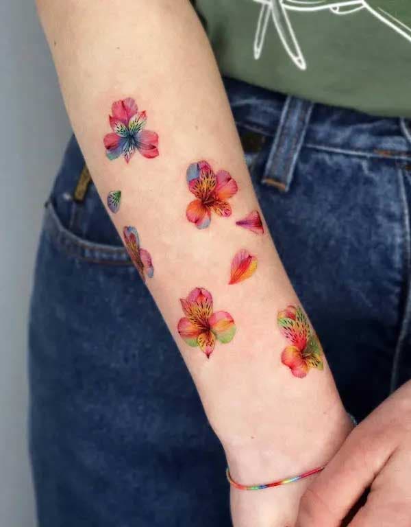Pétales de roses en tatouage