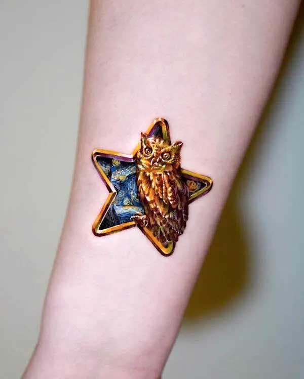 Chouette dorée en tatouage sur l’avant bras