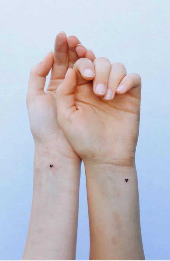 Cœurs noirs en tatouage sur l’avant bras