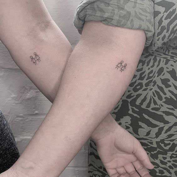 Symboles filles en tatouage sur l’avant bras