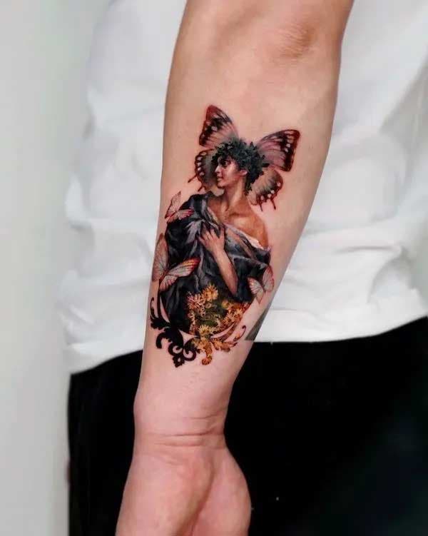 Tatouage déesse papillon sur l’avant bras.