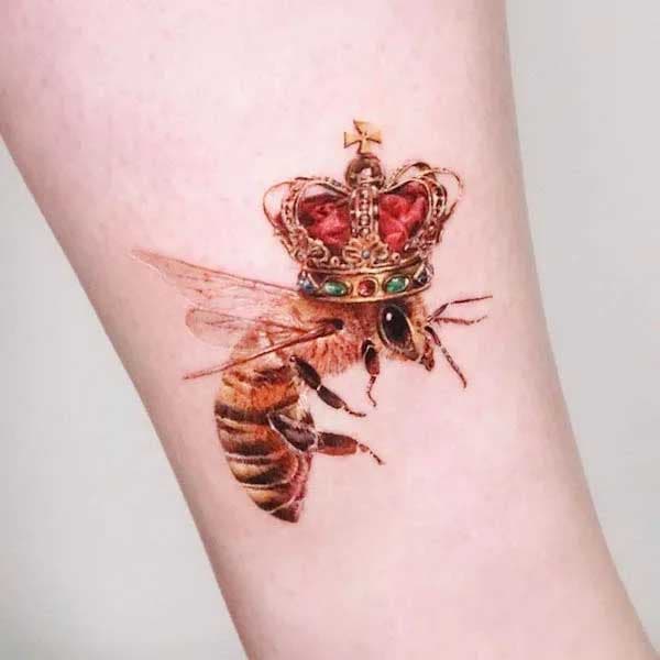 Tatouage reine des abeilles sur l’avant bras