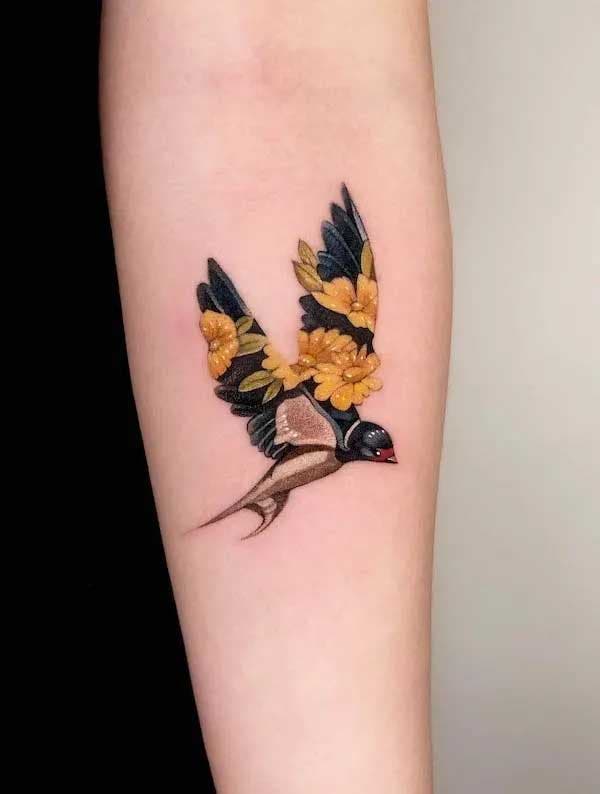 Tatouage oiseau floral sur le bras
