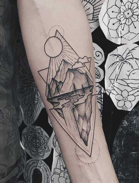 Paysage géométrique tatoué sur le bras