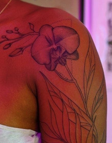 Tatouage d'une orchidée sur l’épaule