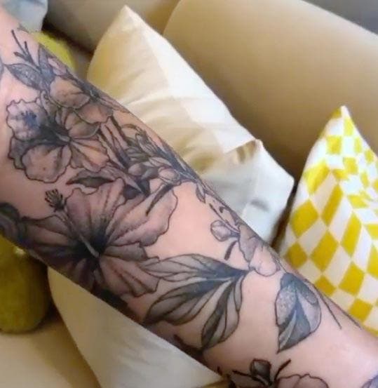 Tatouage de fleurs sur l’avant-bras