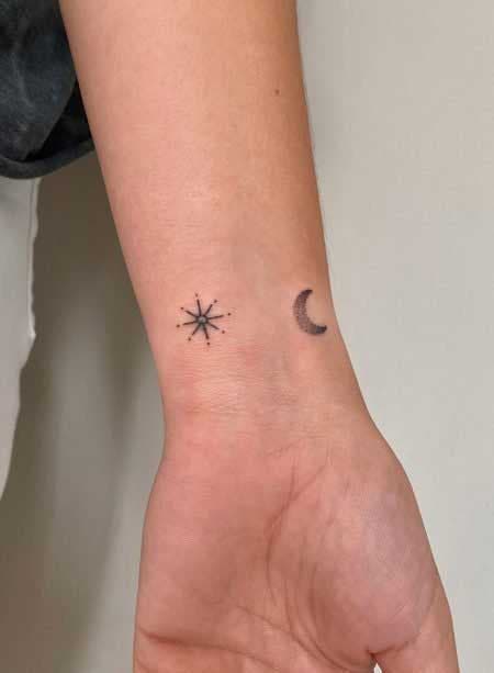 Tatouage d'avant-bras minimaliste de soleil et de la lune sur le poignet 