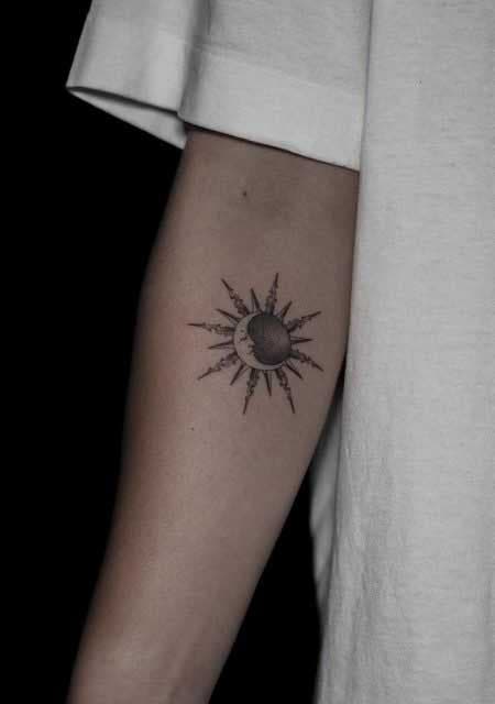 Tatouage d'avant-bras créatif de soleil et la lune 