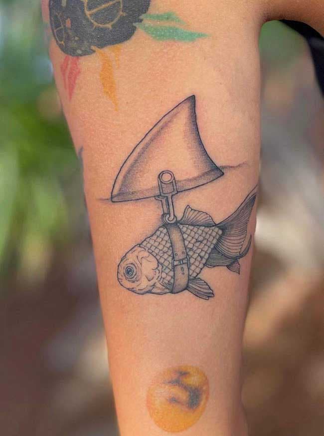 Tatouage d'avant-bras créatif d'aileron de requin avec un poisson 