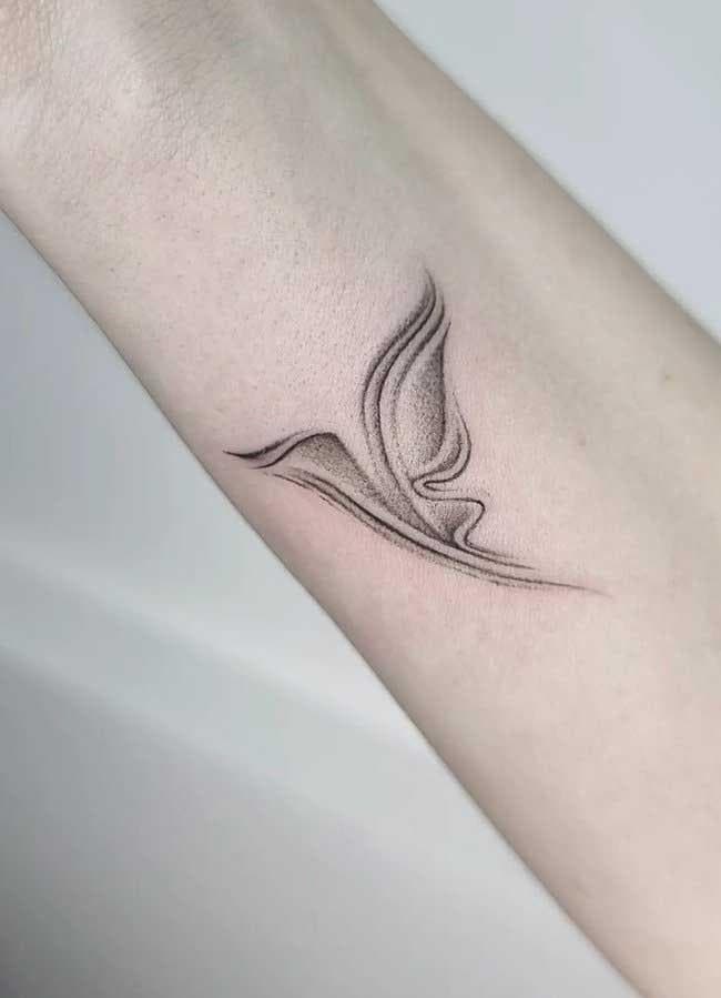 Tatouage d'avant-bras colibri abstrait 