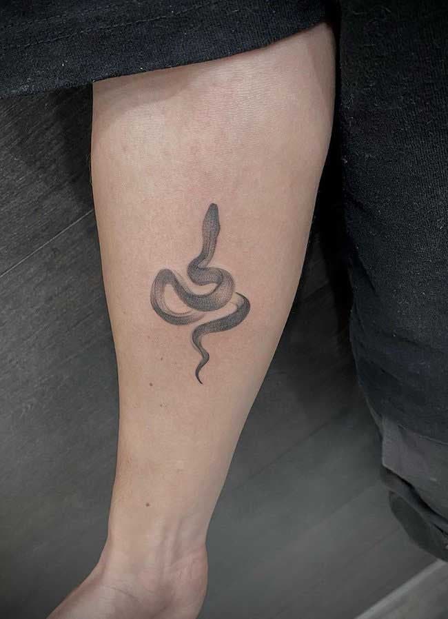 Tatouage de serpent minimal avec effet de pinceau