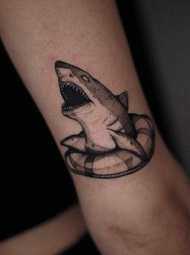 Tatouage créatif de requin blanc 