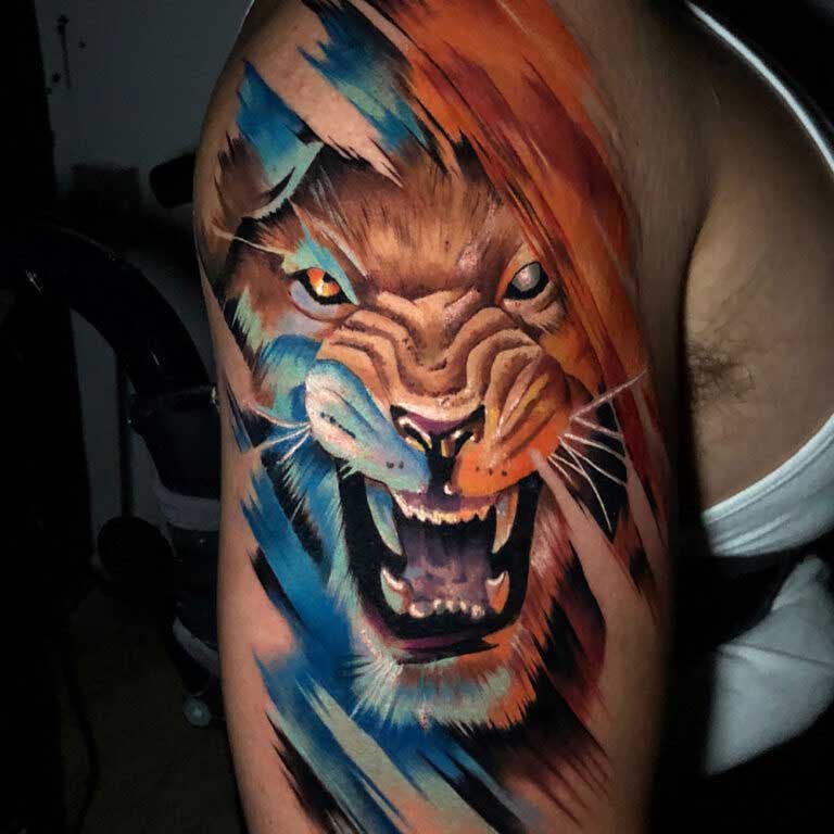 Tatouage de bras avec tête de lion