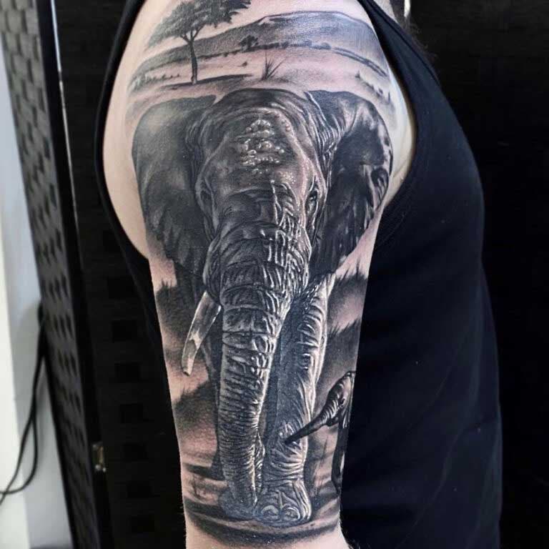Tatouage d’éléphant sur le haut du bras