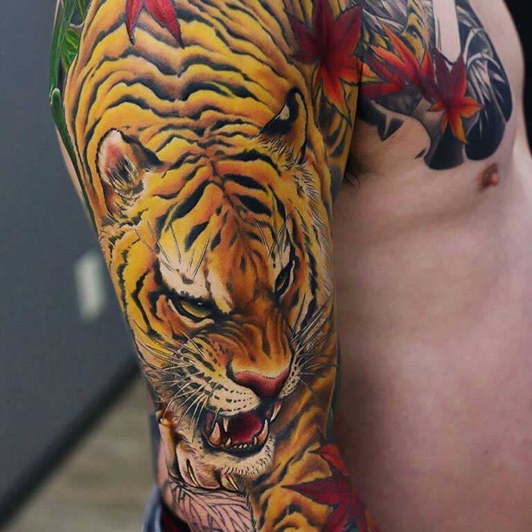 Tatouage de tigre sur l’ensemble bras 