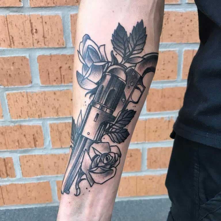 Tatouage d'arme à feu sur l’avant-bras 