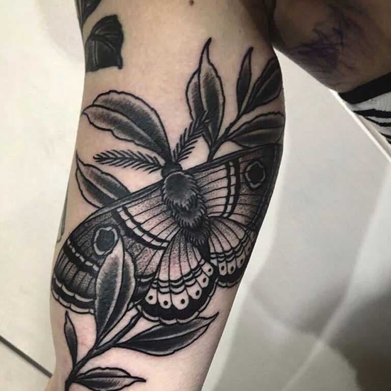 Tatouage avec un design de papillon de nuit sur l’avant-bras