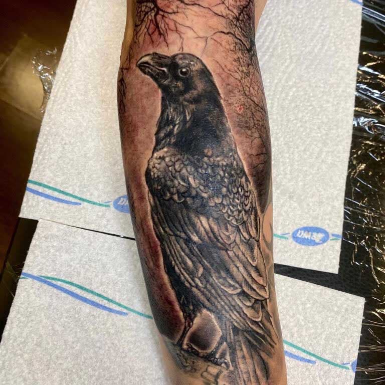 Tatouage de corbeau sur l’avant bras 
