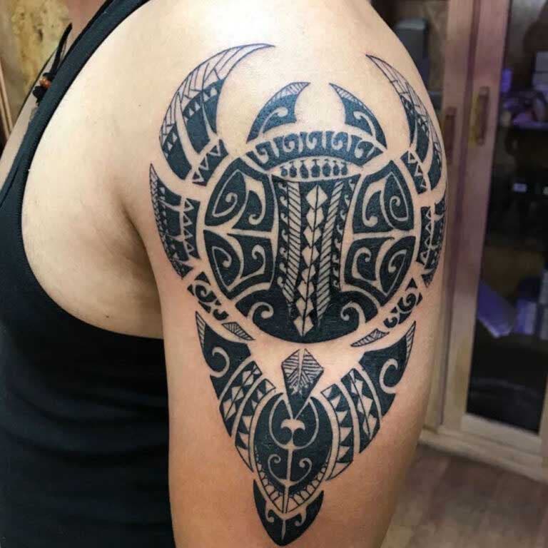 Tatouage tribal sur le haut du bras 