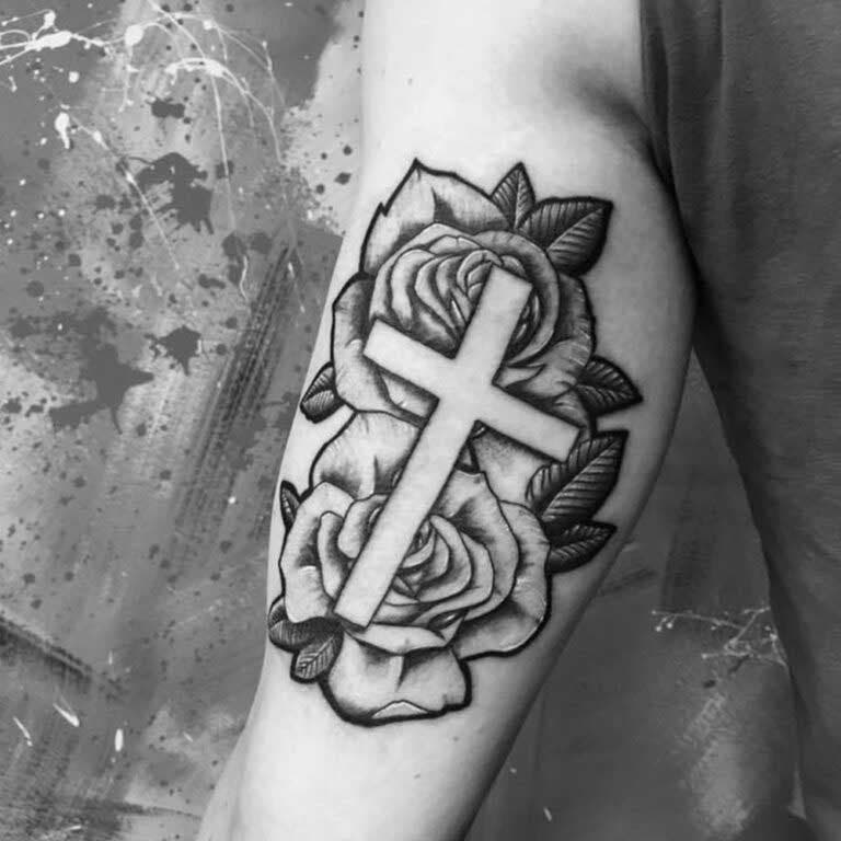 Tatouage de croix sur le biceps