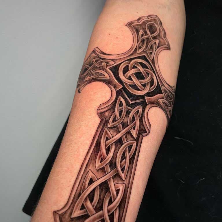 Tatouage de croix sur l’avant-bras 