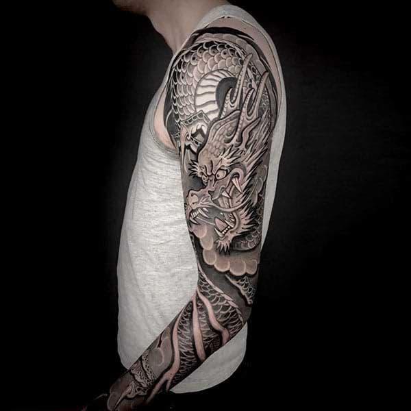 Tatouage de dragon sur le bras 