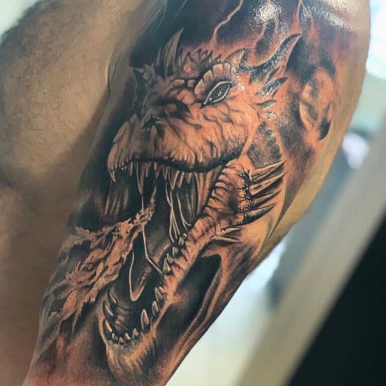 Tatouage de bras avec un dragon crachant du feu