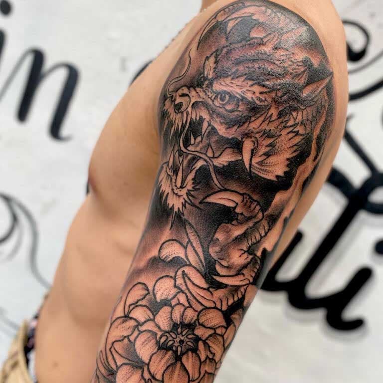 Tatouage façon dragon asiatique sur l’ensemble du bras