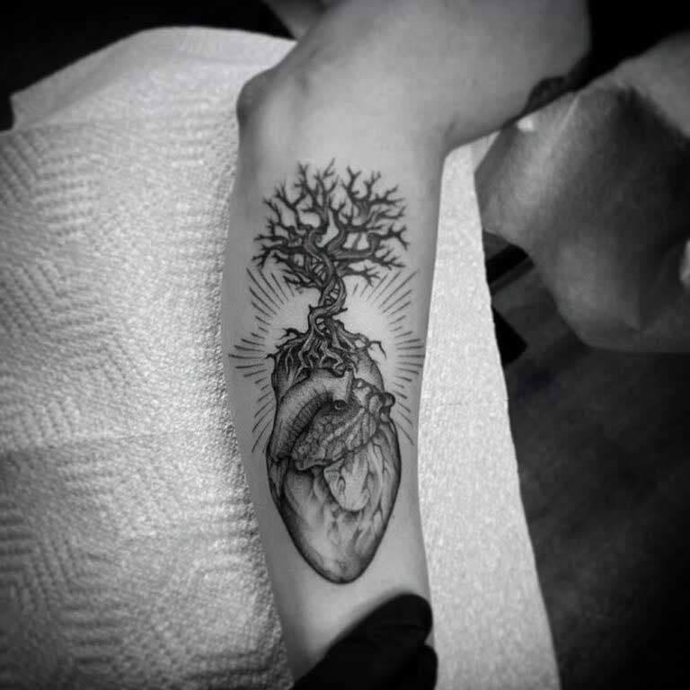 Tatouage d’un coeur anatomique sur l’avant-bras