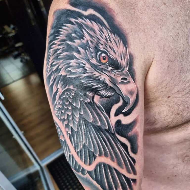 Tatouage d’aigle sur le haut du bras 
