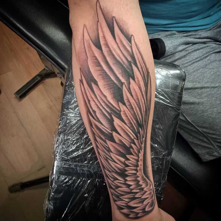 Tatouage d’aile d’ange sur l’avant-bras