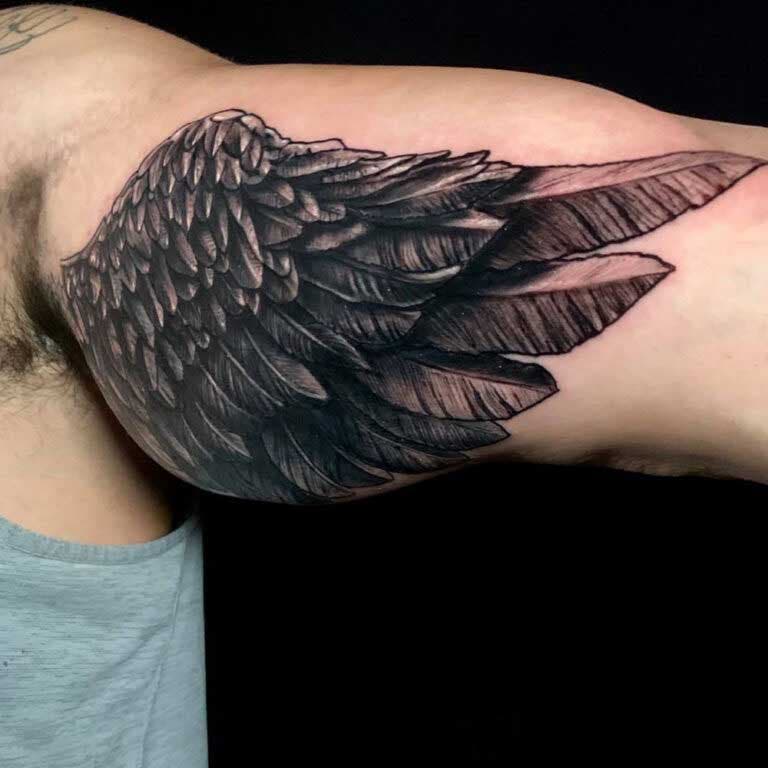 Tatouage d’aile d’ange sur le bras